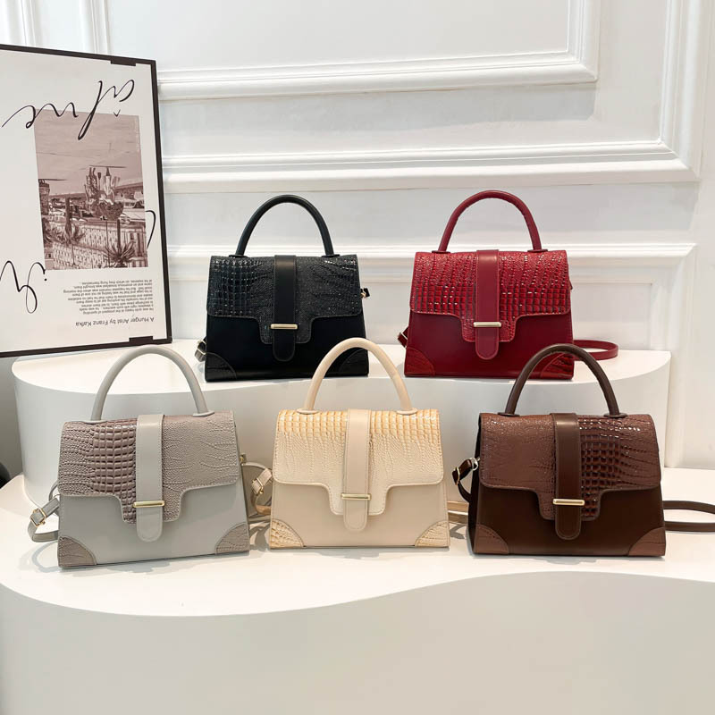 This is a trendy solid-color crossbody bag for women in the spring of 2025, featuring a casual and stylish style. It is a small square bag with a single shoulder and armpits Application Scenario