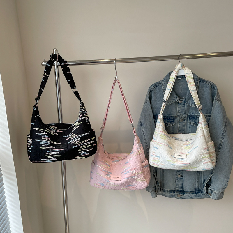 The new canvas bag for the autumn of 2024 features a large-capacity design, versatile crossbody bag, and a high-end daily commuting bag with a feminine feel Application Scenario