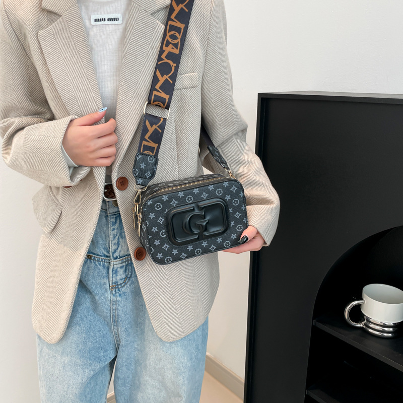 A French niche underarm bag for women, a versatile single-shoulder small square bag for women, a new 2025 fashionable and high-end quality crossbody bag details Picture