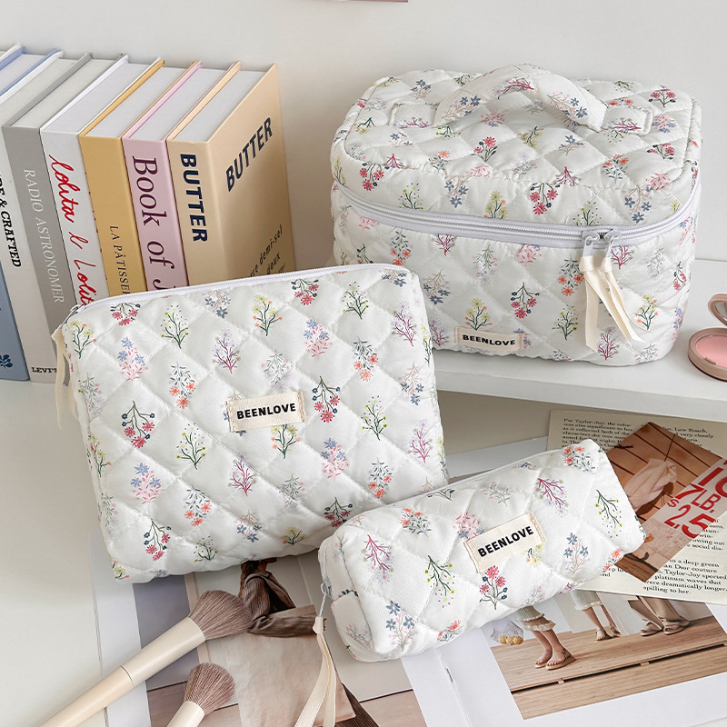 Runhui Bow Makeup Bag, large-capacity storage bag, Fashionable quilted Makeup Bag, Butterfly Pattern Makeup Bag Application Scenario