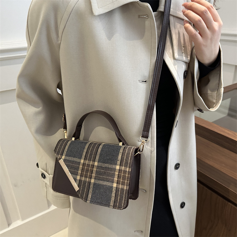 The new Korean-style checkered versatile single-shoulder bag for women in the 2024 autumn and winter season features a retro color-blocking texture and a commuting crossbody bag details Picture