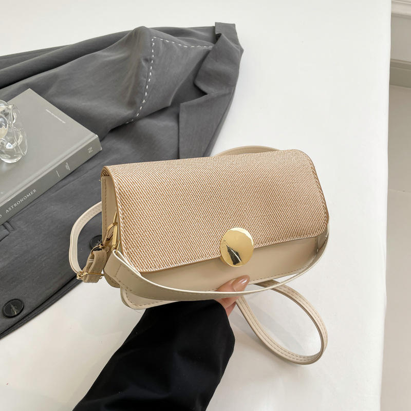 The 2025 quality patchwork single-shoulder bag is a new, fashionable and stylish small square bag. It is a versatile and niche color-blocking crossbody bag full figure