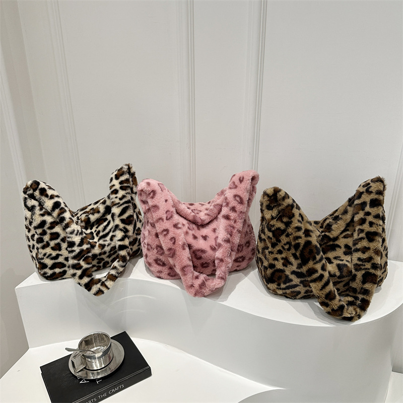 A niche design women's bag for autumn, a fashionable and trendy single-shoulder underarm bag, a beautiful hand-carry bag, and a personalized tote bag Application Scenario