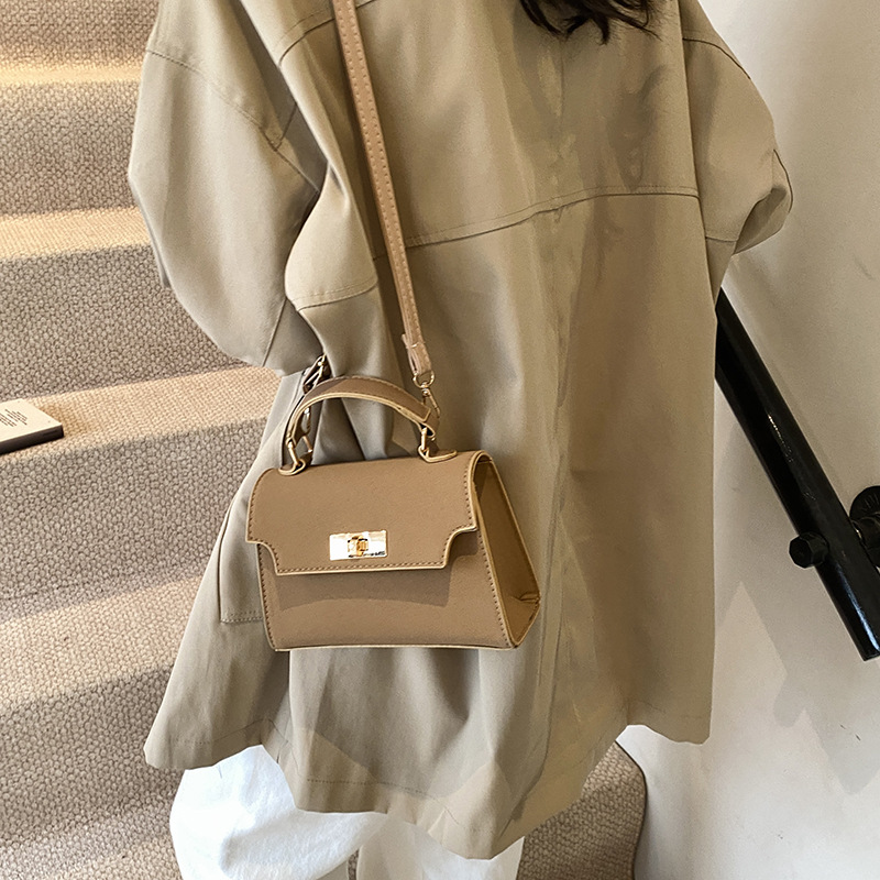 Simple and casual 2024, trendy and fashionable new style, retro solid color hand-held shoulder crossbody bag for women details Picture