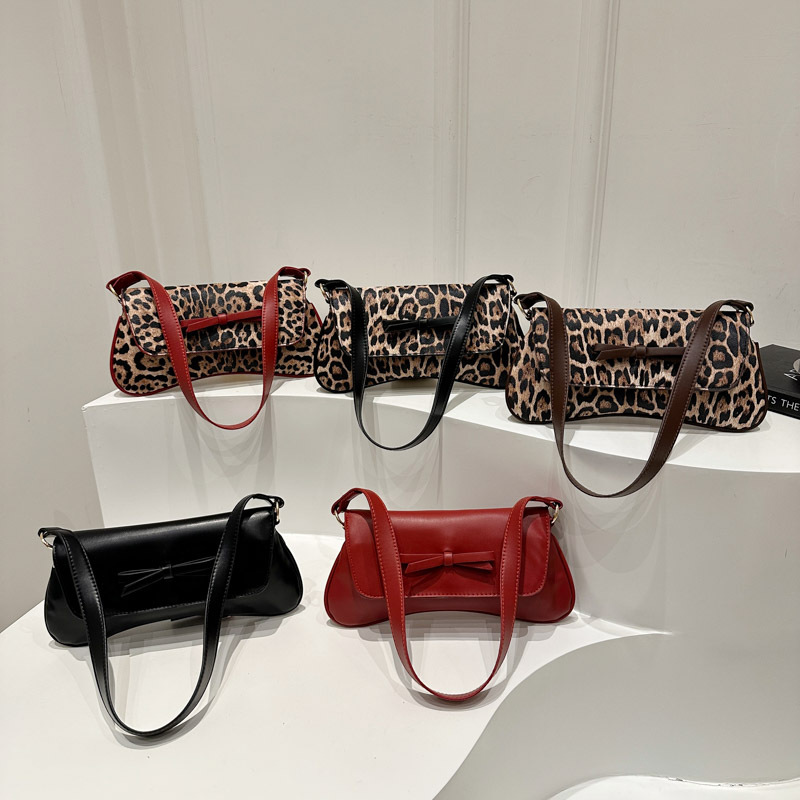 Leopard print trendy and versatile single-shoulder, hand-carry, underarm bag for going out, a hot girl's niche, high-quality and elegant women's bag, a small square bag Application Scenario