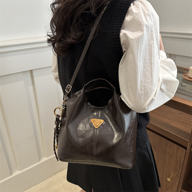 This year's retro style 2025 spring new collection features a unique aesthetic design, solid color, large capacity, single-shoulder crossbody handbag for women details Picture