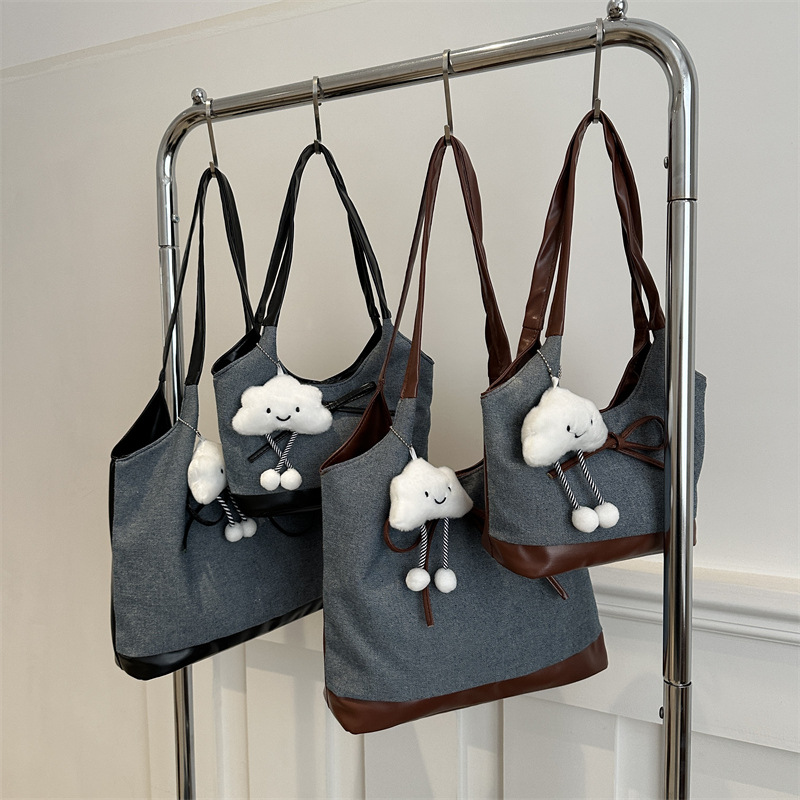 New large-capacity denim patchwork handbag, commuter tote bag, simple and laid-back style, versatile commuter crossbody bag Application Scenario