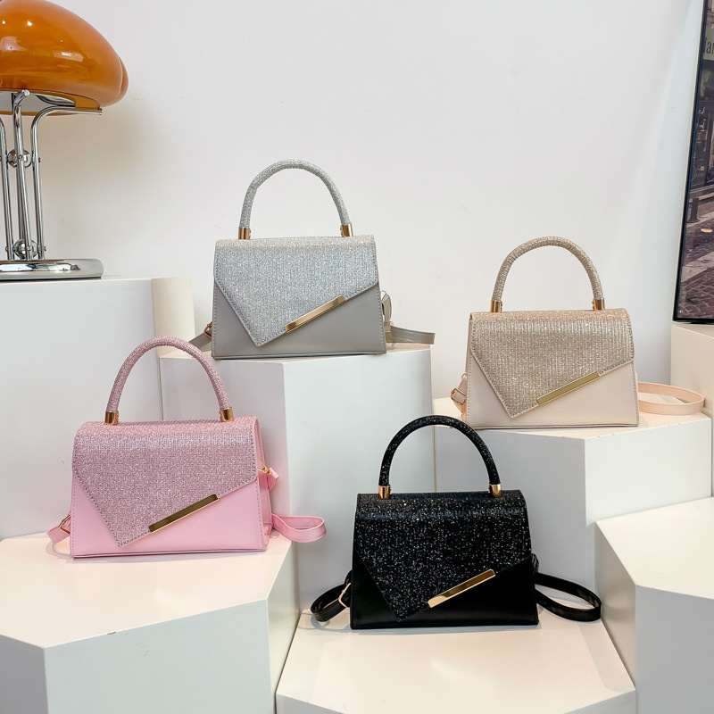 The 2024 new French niche fashion women's bag features a combination of underarm bags for commuting, hand-held women's bags, and a crossbody bag, creating a cross-border trend Application Scenario