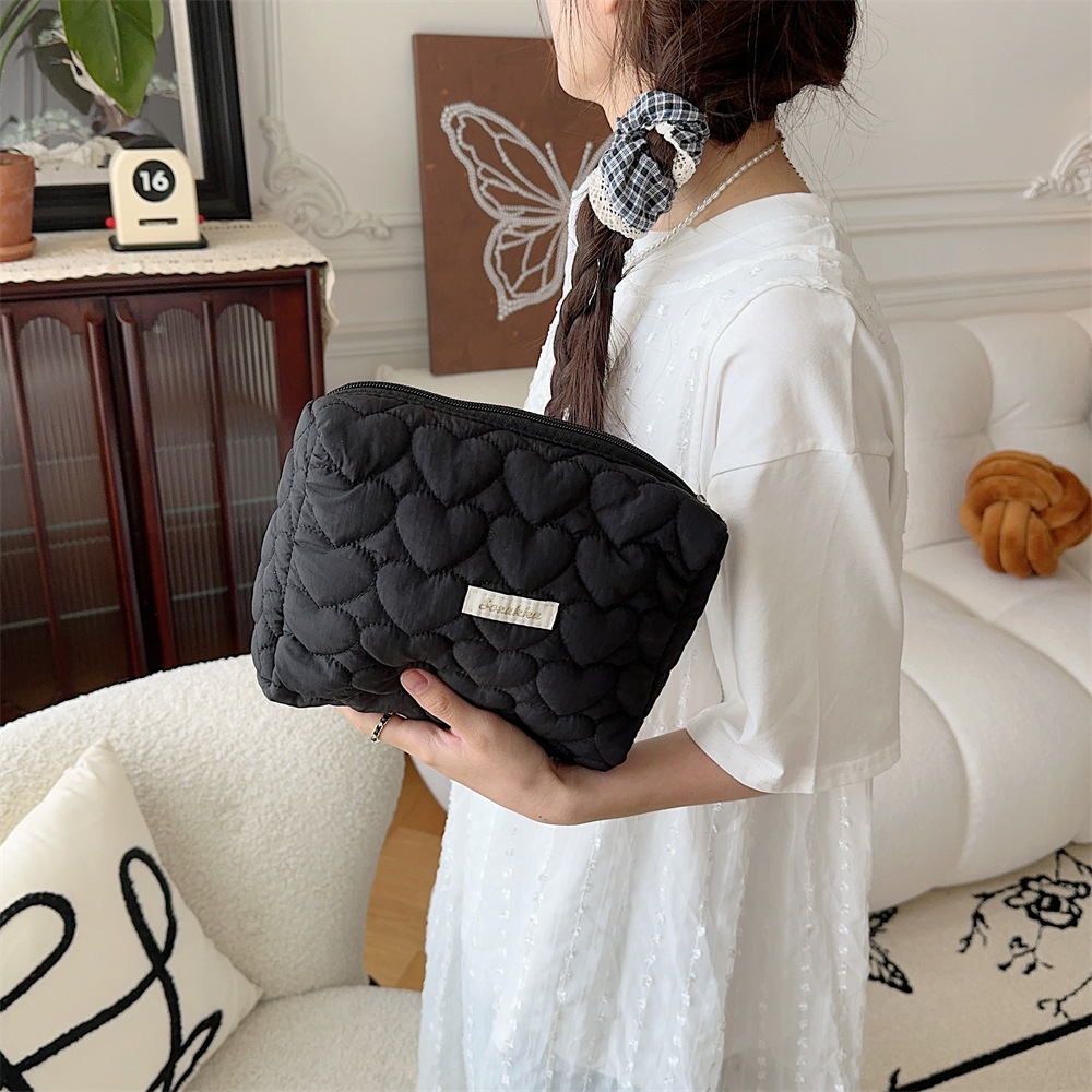 37291 quilted cotton-padded heart clutch, makeup bag, skin care products, loose change bag, inner liner, multi-functional storage bag Application Scenario