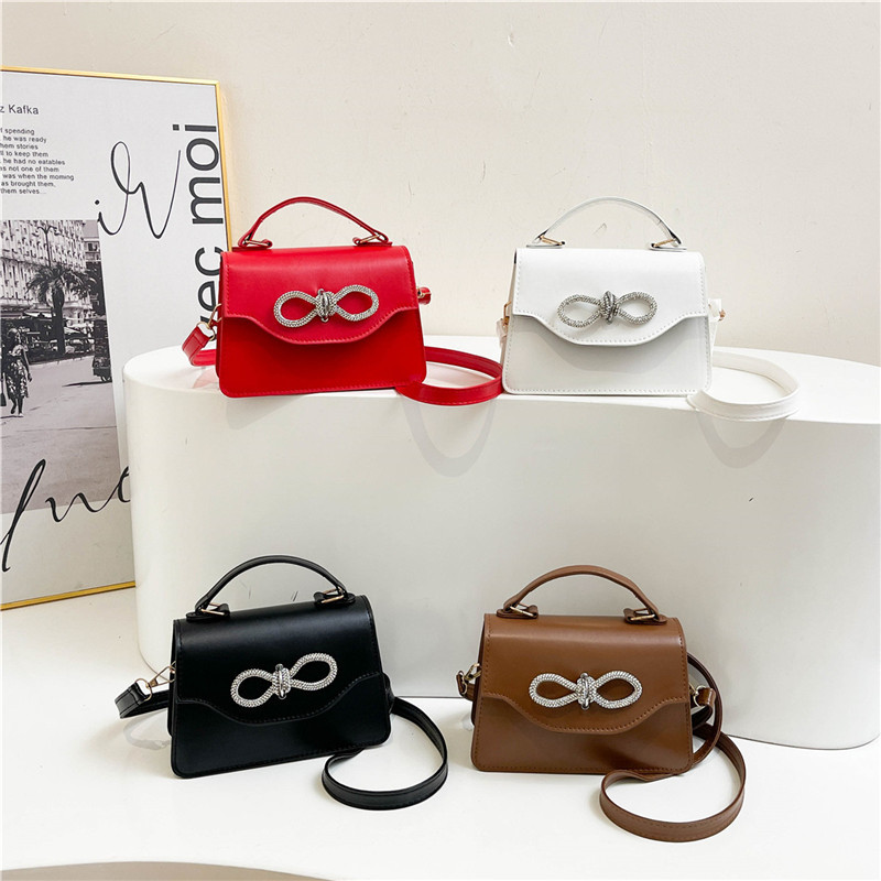 A stylish Korean-style simple solid color bow with stitching, casual and casual, crossbody single-shoulder hand-held small square women's bag Application Scenario