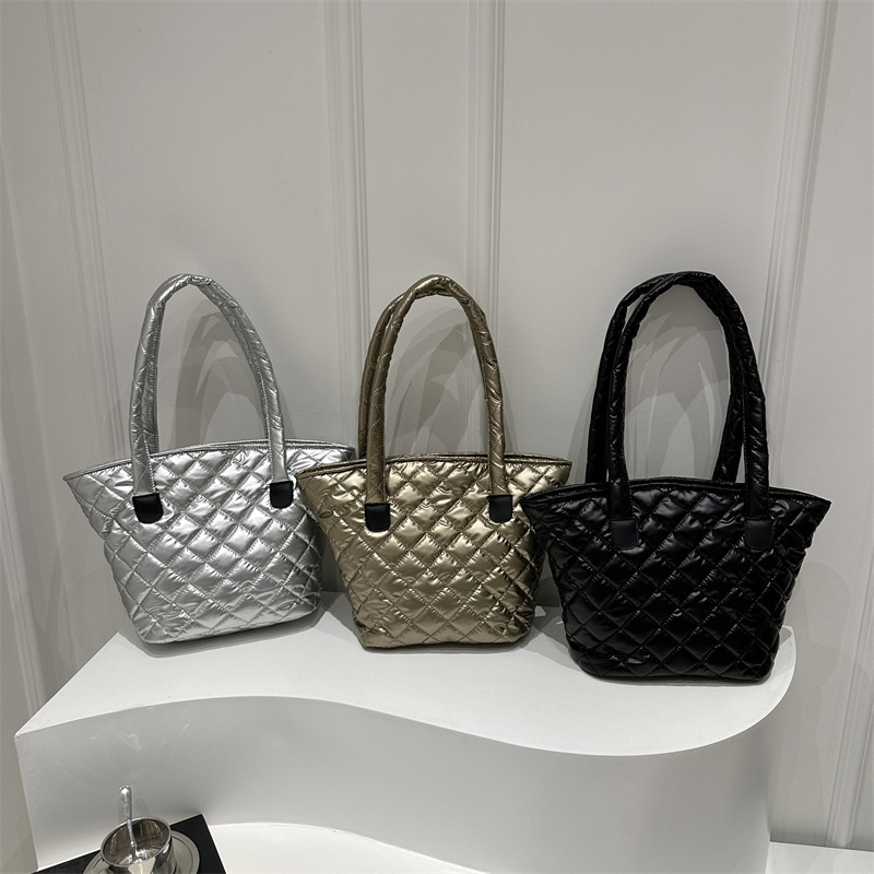 Large-capacity women's bags, autumn and winter 2024 new style fashionable underarm single-shoulder bag, casual diamond-shaped commuter tote bag Application Scenario