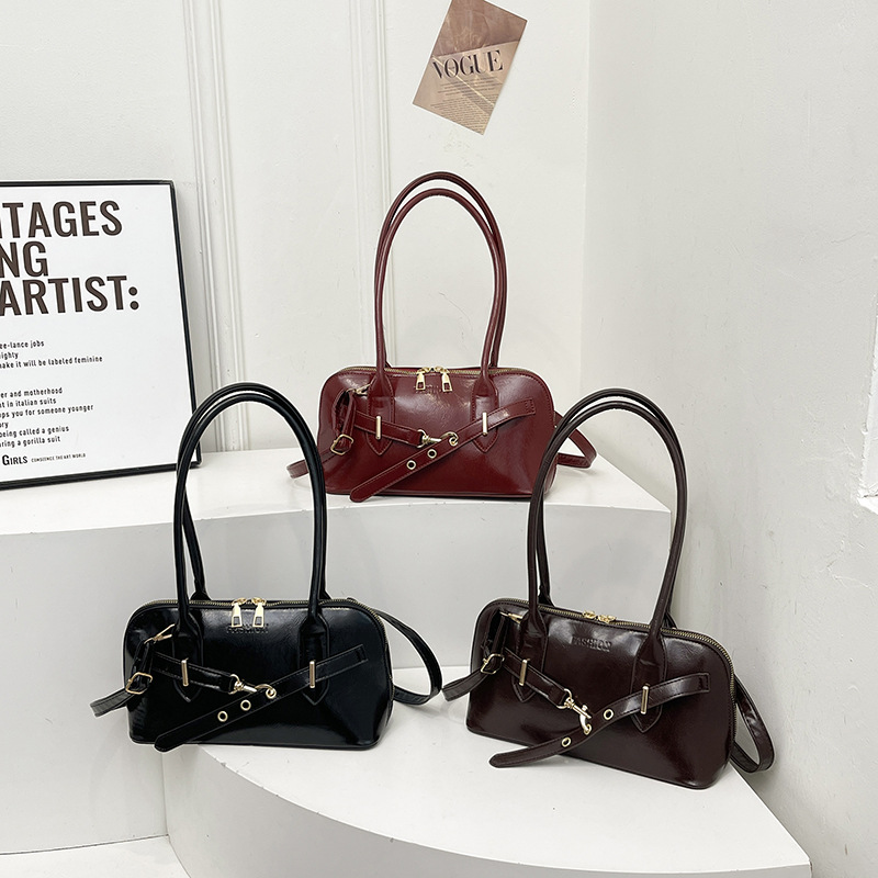 Cross-border niche hand-held commuter bag for women 2024 new style, fashionable and retro underarm bag, simple and large capacity crossbody bag Application Scenario