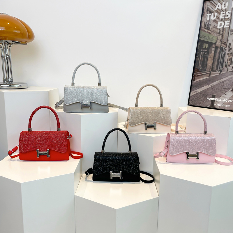 This 2025 new niche design crossbody bag is a versatile and fashionable women's bag for spring. It's a simple and stylish single-shoulder bag for commuting Application Scenario