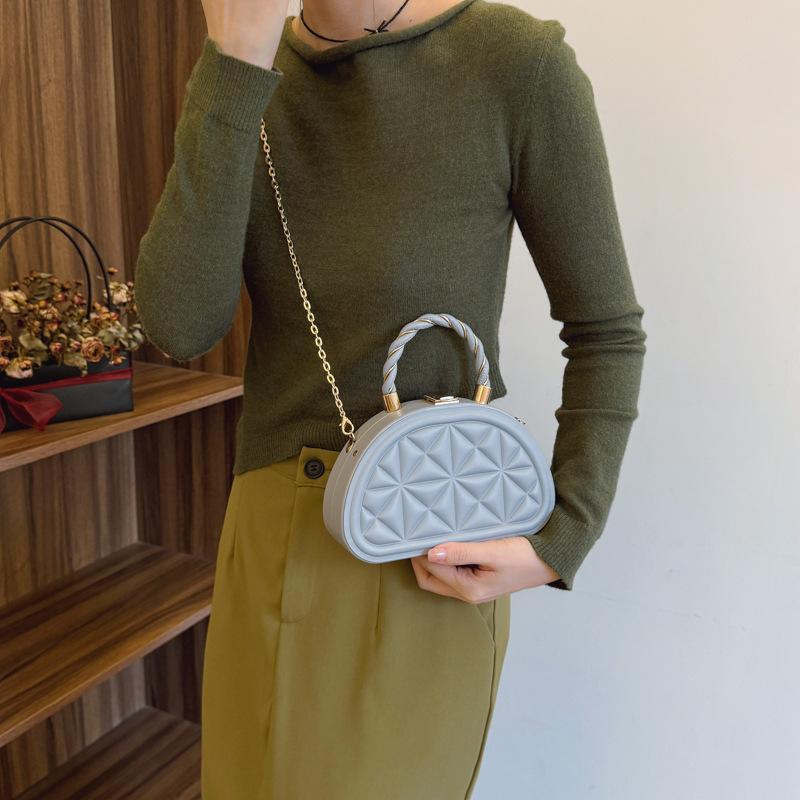Spring 2025 new casual and personalized crossbody bag, a niche design for women, a diamond-shaped hand-held semi-round bag, a fashionable single-shoulder bag details Picture