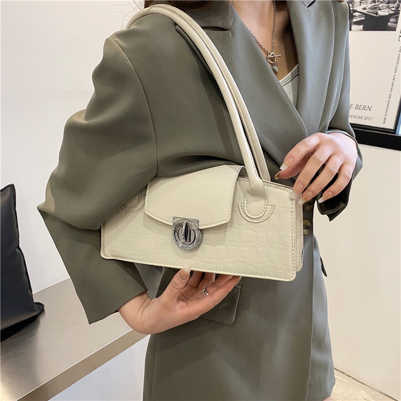 This is a trendy retro women's bag with a simple and mini square design. It's a stylish and trendy small bag that can be carried by hand or crossed details Picture