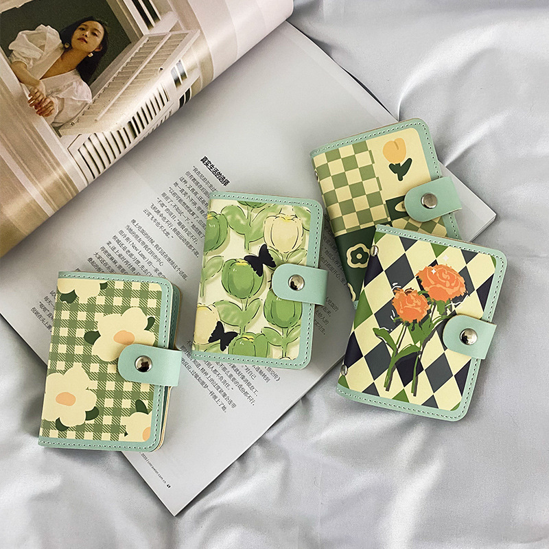 High-end retro ins card case for ladies, large-capacity multi-slot anti-demagnetization driver's license holder, anti-theft small card case Application Scenario