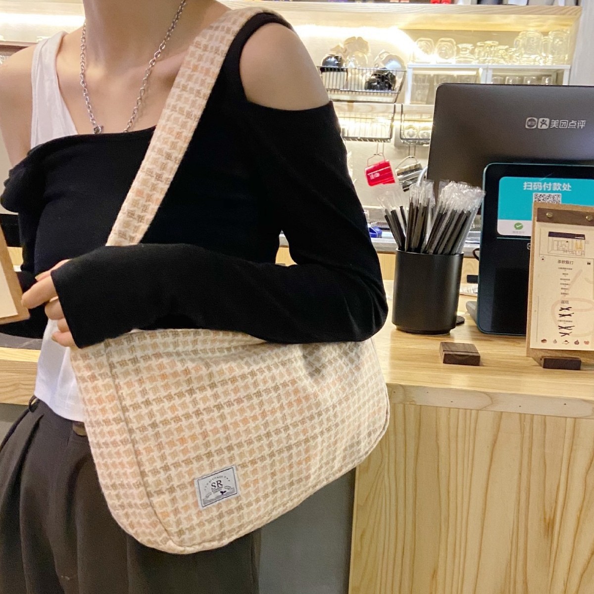 09203 Korean niche woolen navy blue checkered single-shoulder bag, versatile underarm bag, large-capacity crossbody bag, small square bag Item Picture