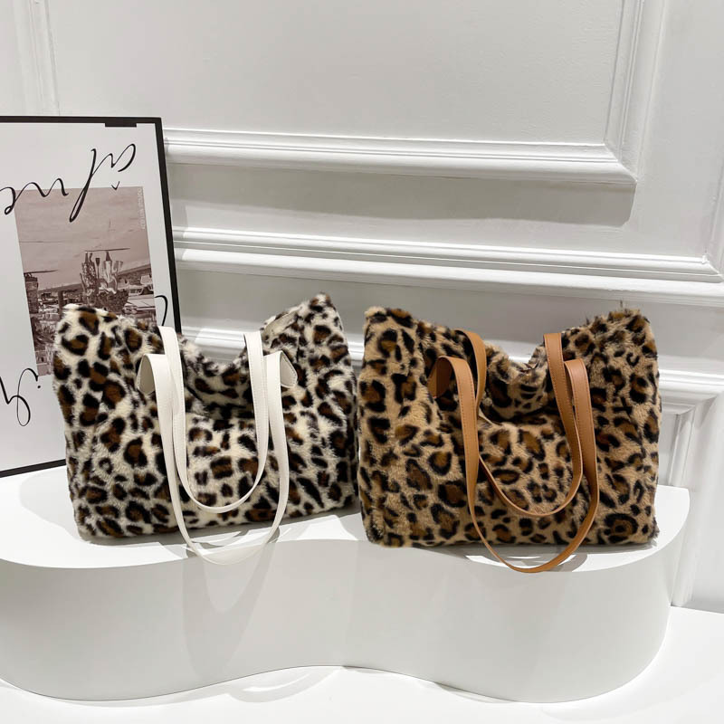 Large-capacity Maillard leopard print fur bag for women, 2024 new winter versatile commuter tote bag, single-shoulder bag Application Scenario