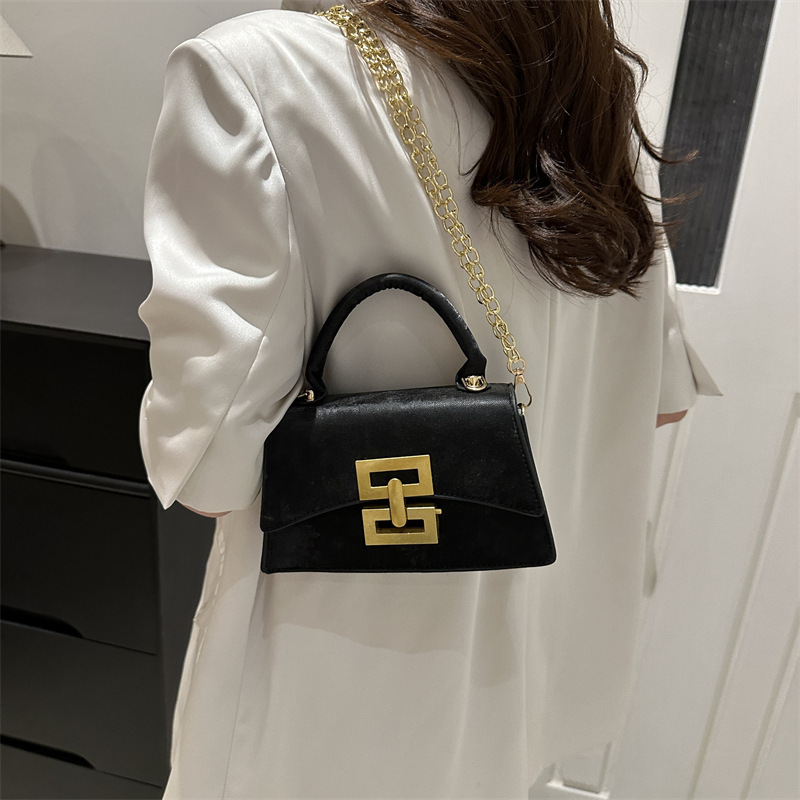 This year, the "Small Bag Women 2025" new trendy spring chain single-shoulder underarm bag is in vogue. It's a high-end and versatile single-shoulder bag Specification drawing
