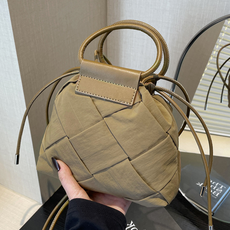 ColorfulFox small bag, a niche ins design hand-held woven bag, is fashionable, mini and lightweight, and is a single-shoulder crossbody bag Application Scenario