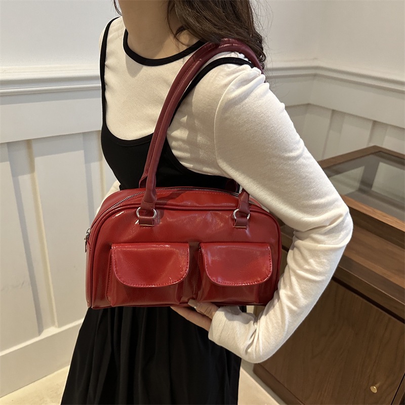 This autumn's stylish hand-held small square bag for trendy women is a popular bag this year. It's a new Korean-style fashionable single-shoulder bag for 2024 Specification drawing