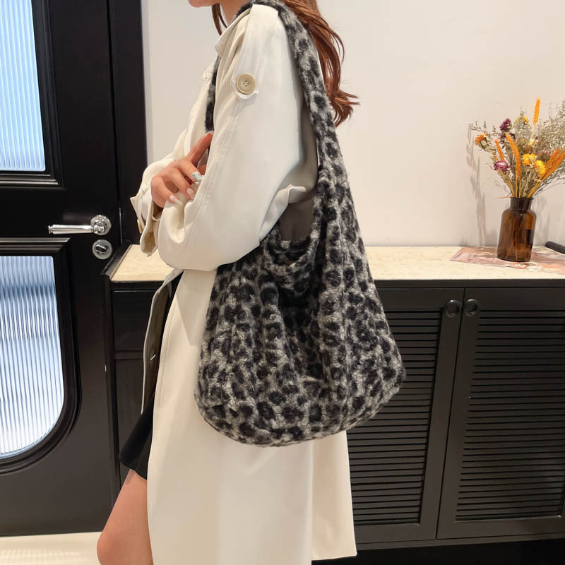 The new autumn and winter Korean InS-style fashionable plush large-capacity single-shoulder bag and leopard print commuter tote bag Specification drawing