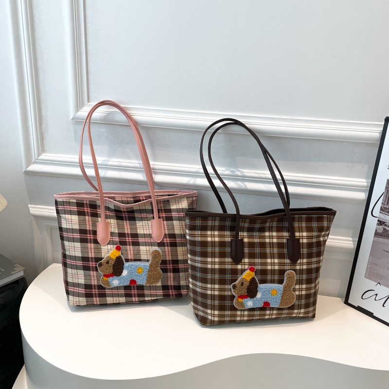 Korean style trendy checkered large bag for women, 2024 new large-capacity versatile shoulder bag, high-end commuter tote bag Application Scenario