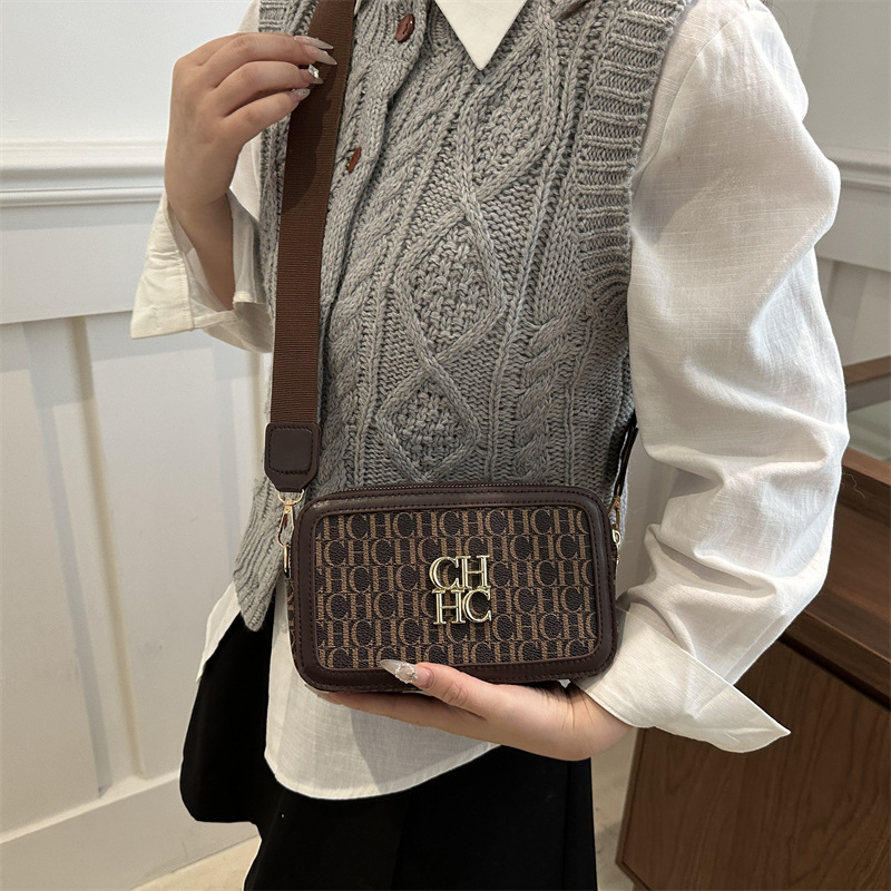 New 2025 Spring Fashion trend letter print small square bag, unique color contrast wide shoulder strap women's crossbody bag details Picture