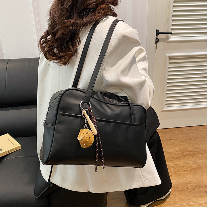 A new winter 2024 Korean-style, minimalist, large-capacity trendy tote bag for women, a casual and stylish single-shoulder bag details Picture
