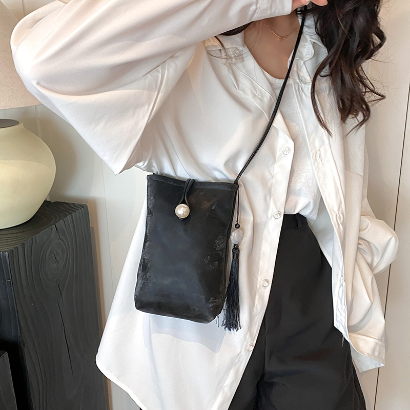 A trendy mini handbag for ladies in 2024, a versatile and fashionable crossbody bag and a single-shoulder phone case Specification drawing