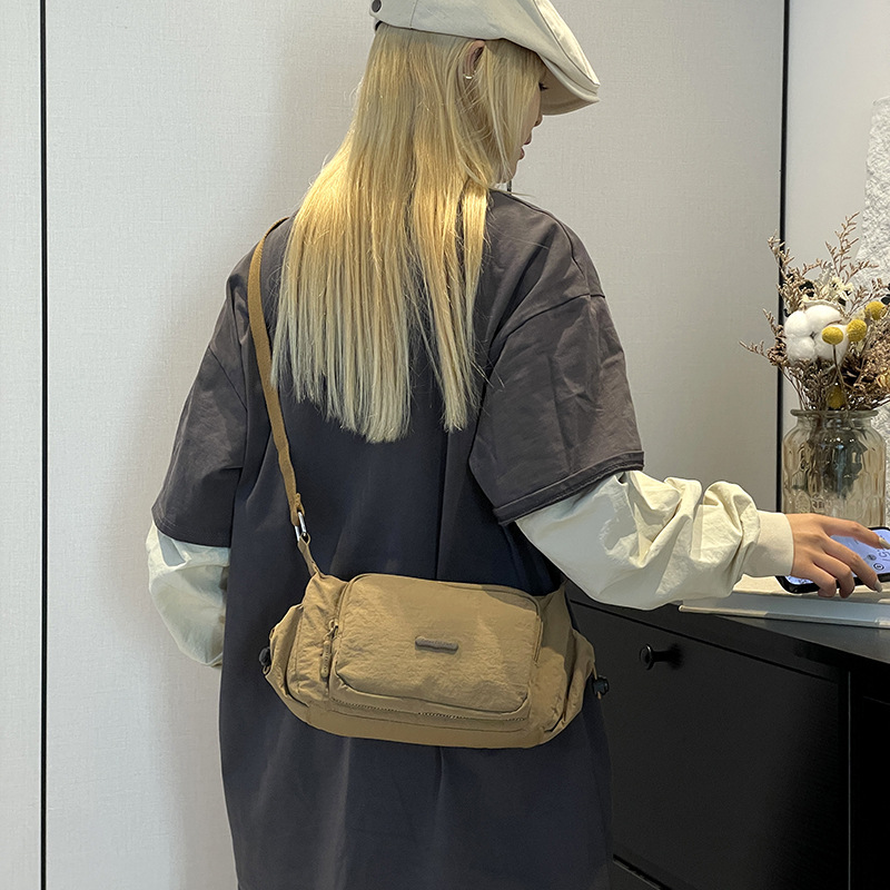 Colorful Fox's new autumn collection of women's casual commuting crossbody bags is simple, fashionable and has a large capacity for one shoulder full figure