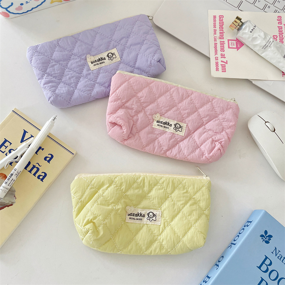 54142 Macaron-colored student stationery bag, portable pen case, checkered cosmetic bag, quilted large-capacity storage bag Application Scenario