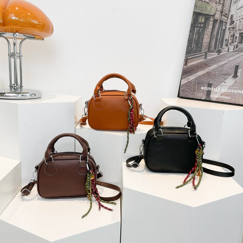 Winter retro Maillard commuting fashion single-shoulder bag for women 2024 new style simple and versatile small square bag Application Scenario