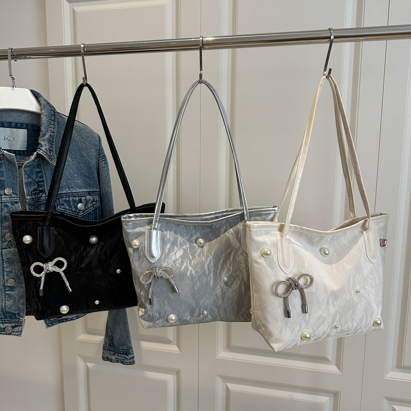 Large-capacity tote bag for women, 2025 new style, high-end and versatile pearl bow hand-held shoulder and underarm bag Application Scenario