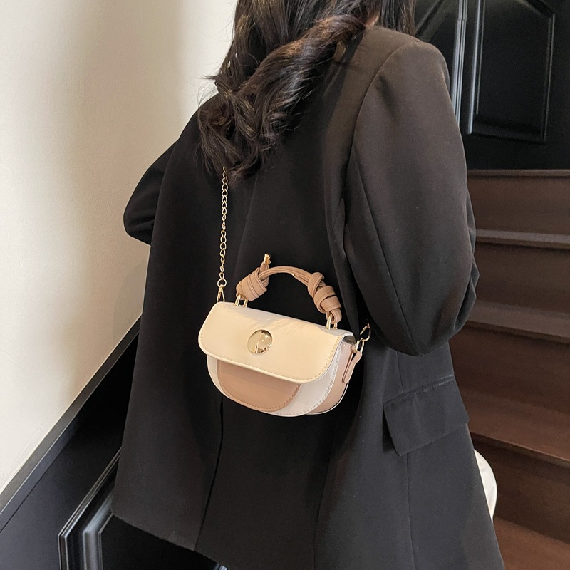 The 2025 new college retro, simple and versatile crossbody bag, a casual commuting single-shoulder bag, is a cross-border trend details Picture