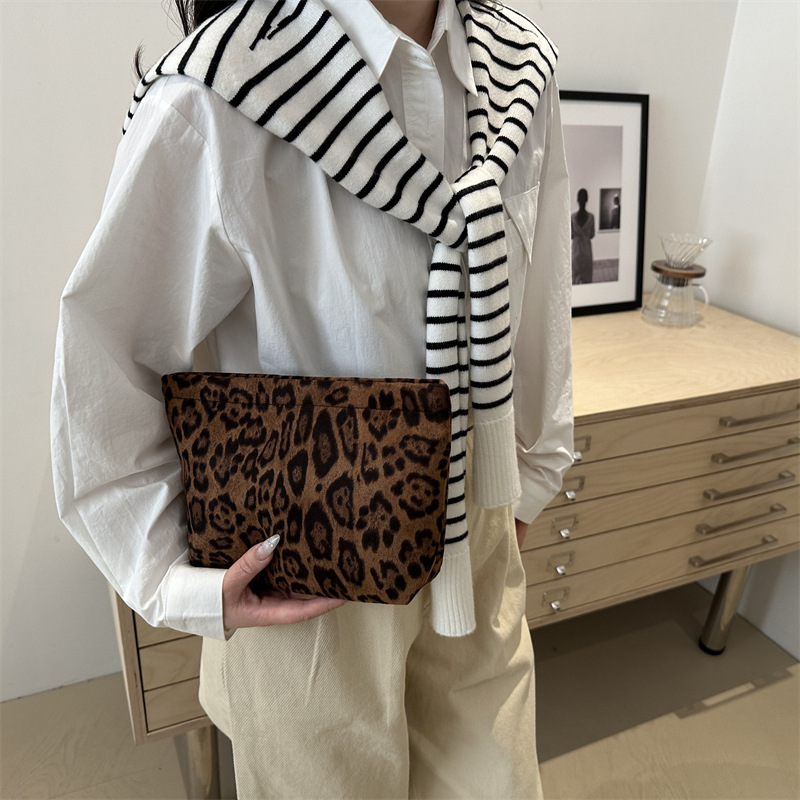 A niche leopard print bucket bag for women, a new spring 2025 versatile and fashionable commuter single-shoulder underarm bag Specification drawing