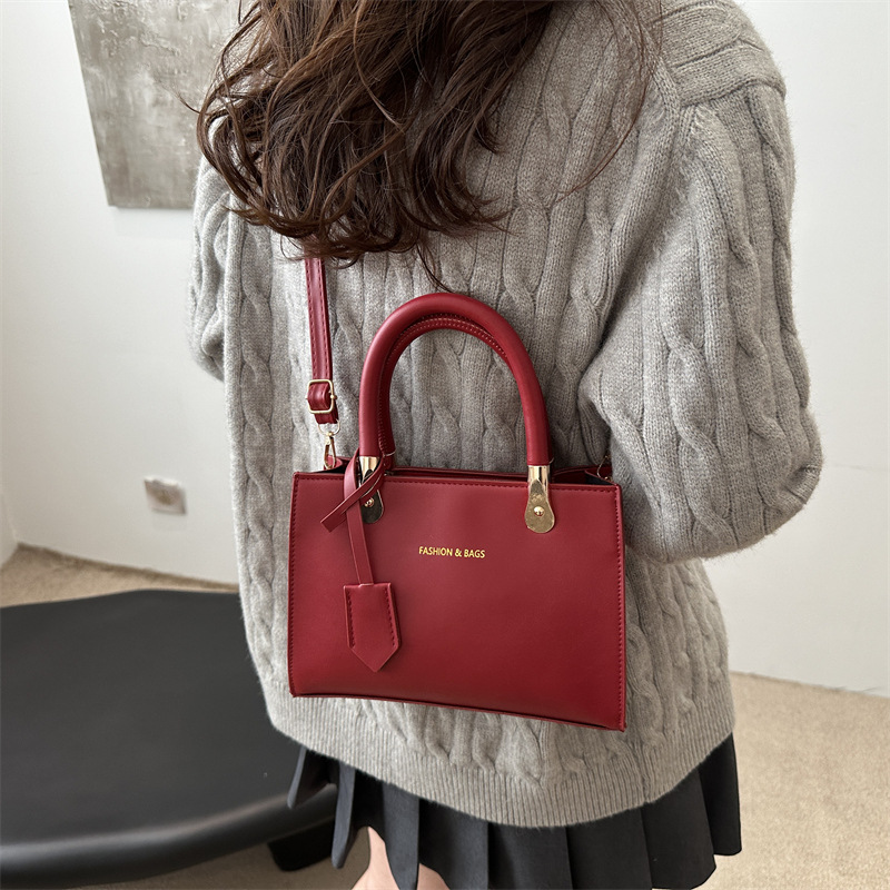 This year's popular handbag is the new autumn/winter 2024 stylish single-shoulder small square bag for ladies. It's a versatile commuting crossbody bag Specification drawing