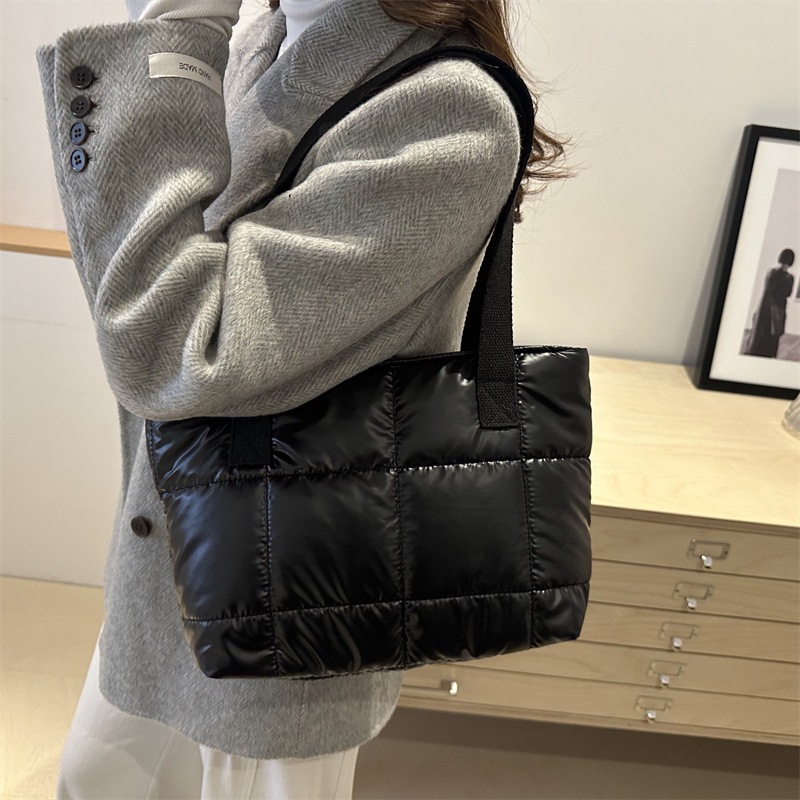 This is a new 2024 winter fashion and retro diamond-shaped space cotton jacket bag for women, featuring a single-shoulder tote bag details Picture