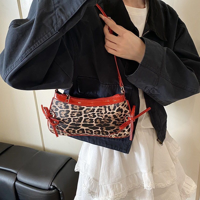 In the spring of 2025, the leopard print underarm bag is a versatile and patchwork single-shoulder small square bag for women, creating a cross-border trend Application Scenario