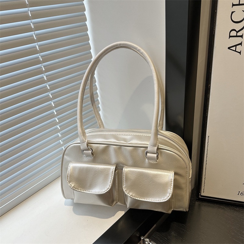 This autumn's stylish hand-held small square bag for trendy women is a popular bag this year. It's a new Korean-style fashionable single-shoulder bag for 2024 full figure
