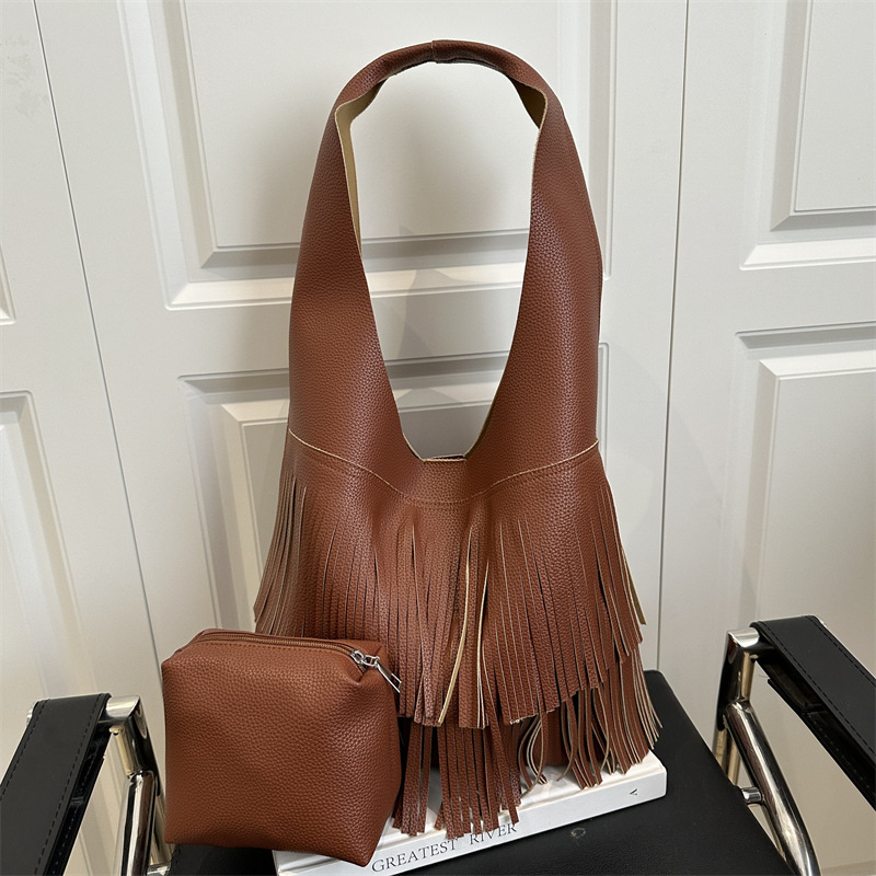 A niche design Korean-style fashionable fringed individual single-shoulder bag for women 2025, a versatile large-capacity underarm bag full figure
