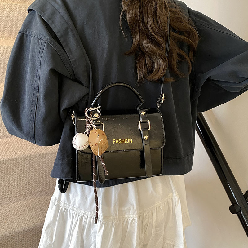 Cross-border new 2025 Korean style trendy single-shoulder crossbody bag, simple and elegant hand-held bag, retro postman small square bag for women Specification drawing