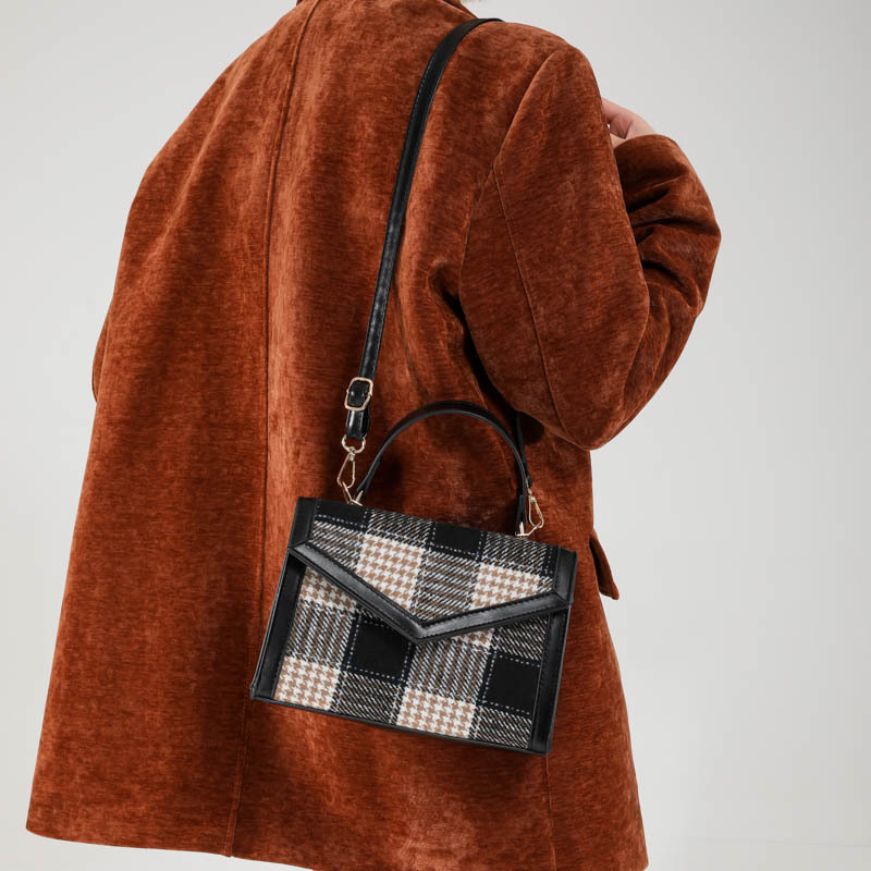 A new 2024 trendy, fashionable, casual and elegant small square handbag, a retro and individual women's bag, a high-quality crossbody bag details Picture