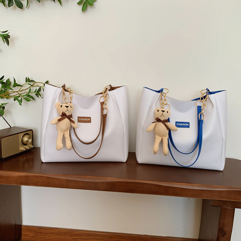 The 2024 new cross-border women's bag features a European and American style single-shoulder bag, a trendy and simple tote bag, and a color-matched commuting bag Application Scenario