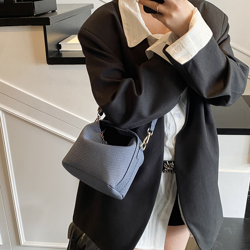 A niche design bag, a casual pillow bag, for the summer of 2025, a simple and fashionable hand-held individual single-shoulder crossbody bag Specification drawing