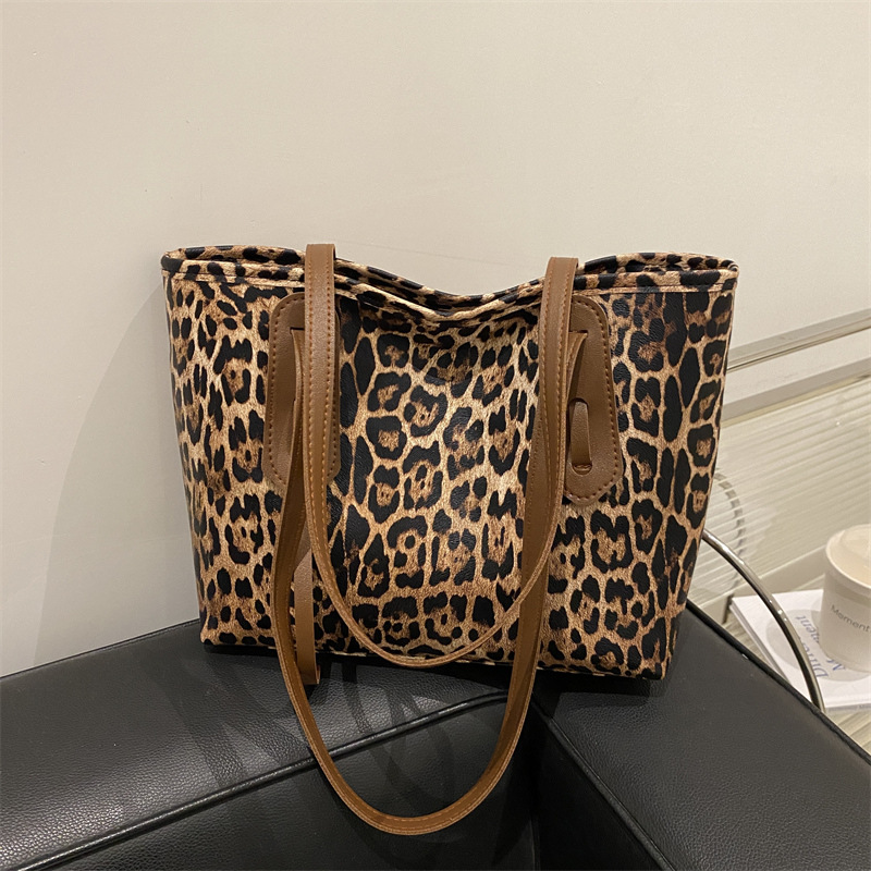 High-end leopard print large bag with large capacity, women's 2024 new stylish single-shoulder bag, autumn and winter textured tote bag full figure