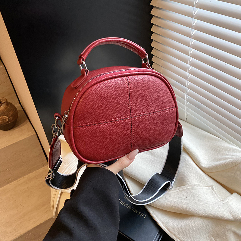 A new trendy women's single-shoulder crossbody bag with stitched stitching and shell bag in 2024, featuring Japanese and Korean versions full figure