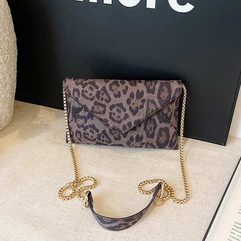 This year, niche leopard print bags are in vogue. The new winter 2024 collection for women is stylish and individualistic, featuring a single-shoulder, underarm bag and a small square bag full figure