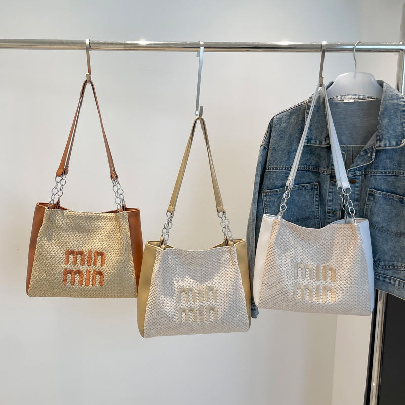 A fashionable and trendy single-shoulder bag for women in spring 2025, a simple tote bag with a sense of high-end commuting crossbody for women Application Scenario