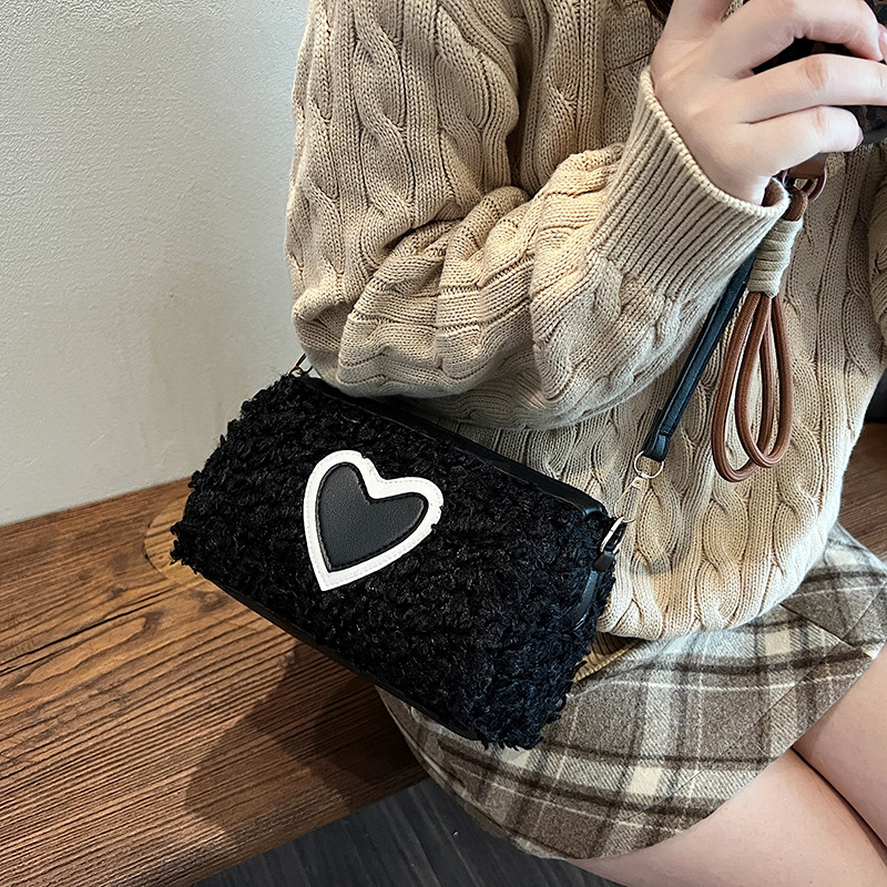 A new large-capacity cross-border winter plush handbag, a cute and heartwarming lambskin single-shoulder crossbody bag Specification drawing